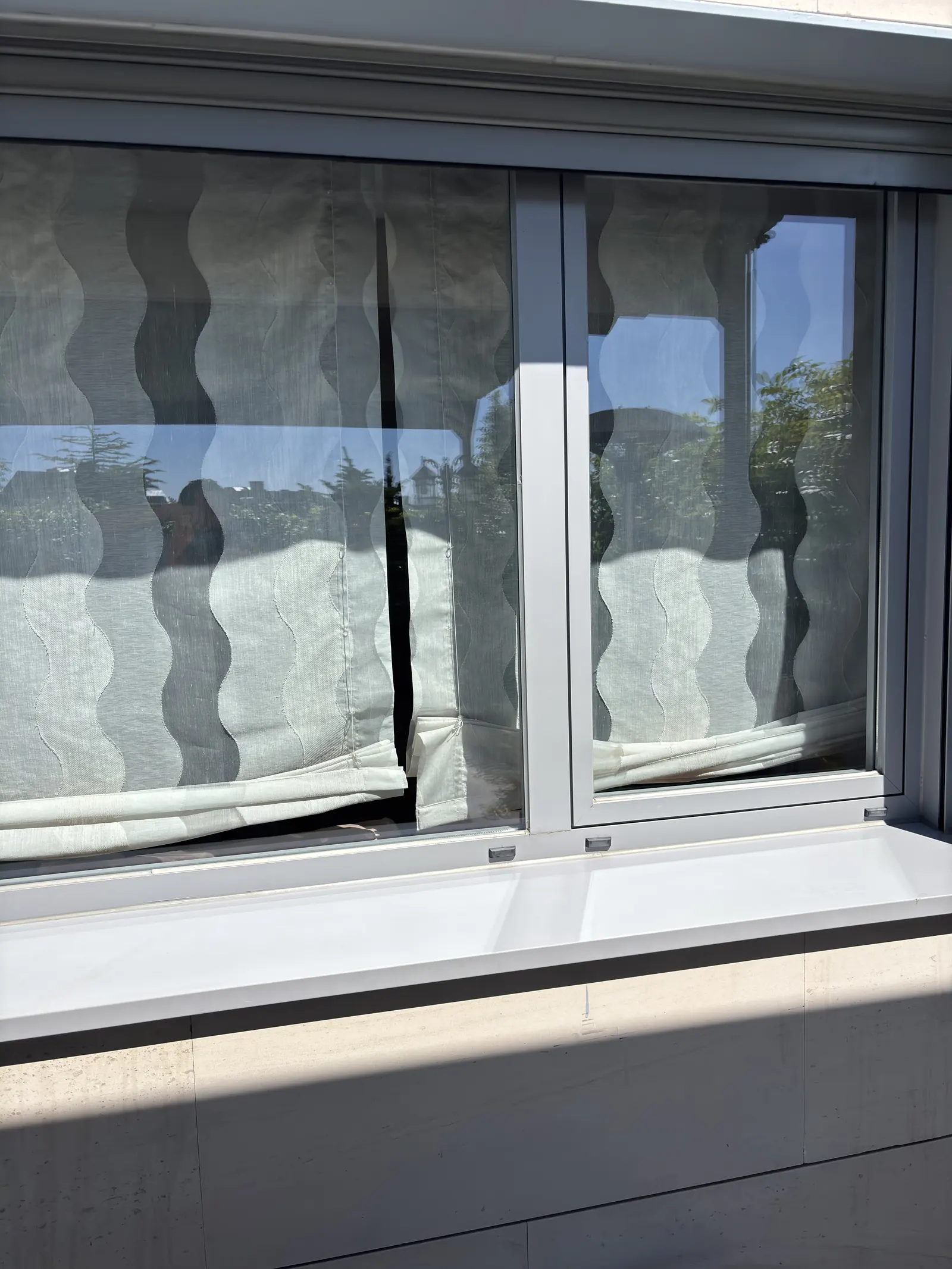 Ventana de vivienda en Madrid limpia tras el servicio de ORM Cristales