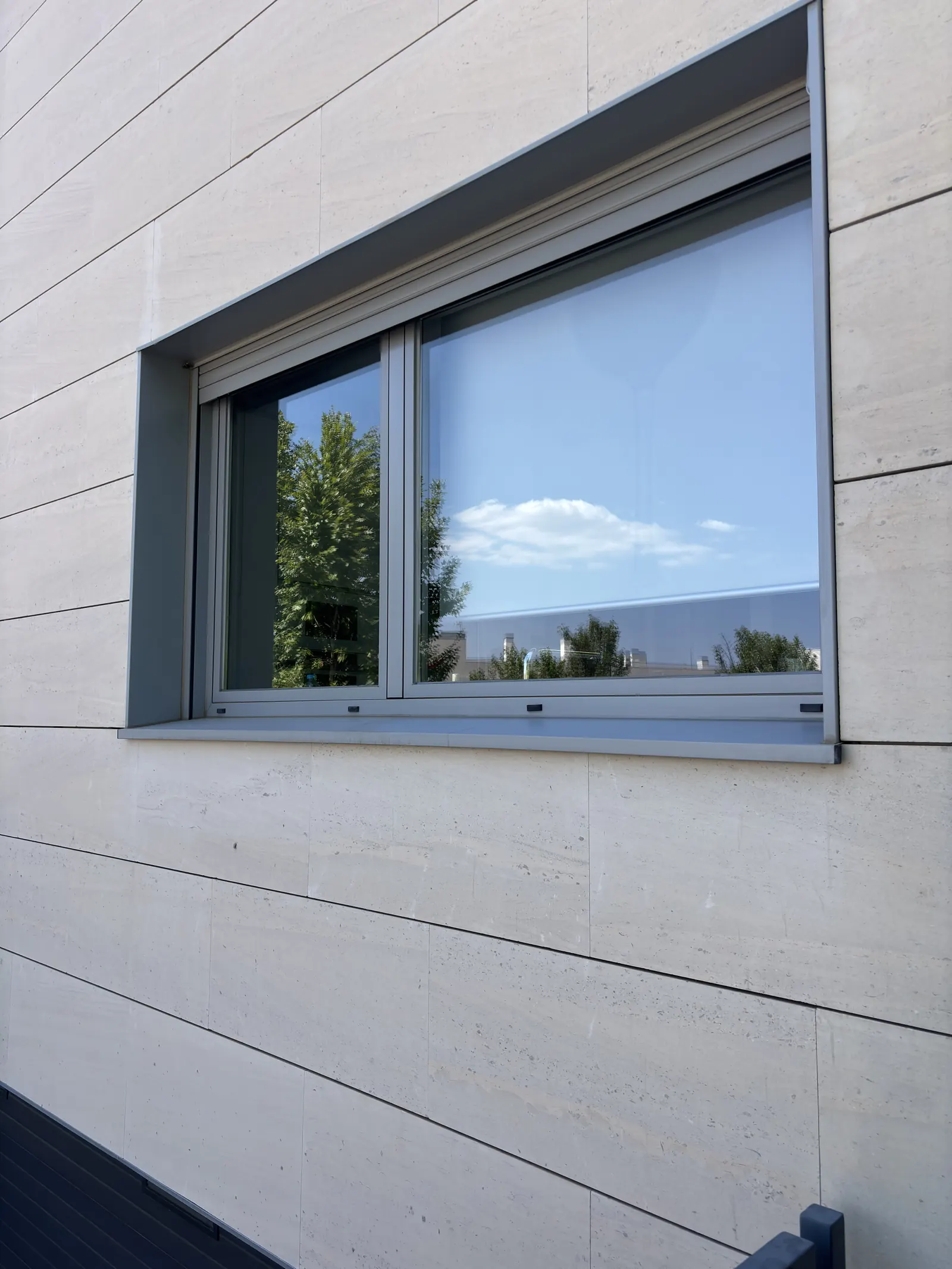 Ventana de vivienda en Madrid tras la limpieza de cristales de ORM Cristales